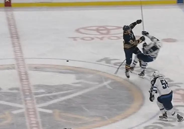 Čistý hit, nebo brutální faul? Talent Patrik Laine skončil s otřesem mozku v nemocnici
