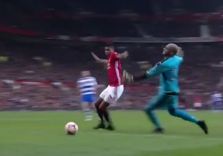 Komická chyba na Old Trafford! Brankář připravil Rashfordovi nejsnazší gól kariéry