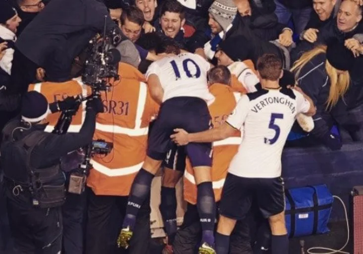 Trest za vášnivou oslavu!? Fanoušci Tottenhamu nesouhlasí se žlutou kartou pro Dele Alliho