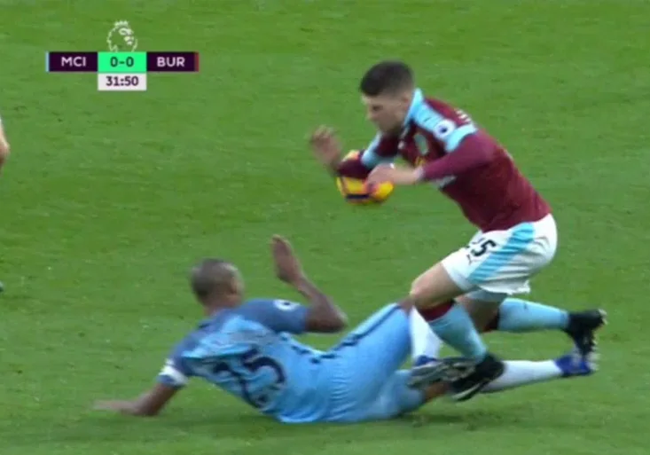 Přeskočilo mu? Blázen Fernandinho tímhle zákrokem za červenou oslabil City!