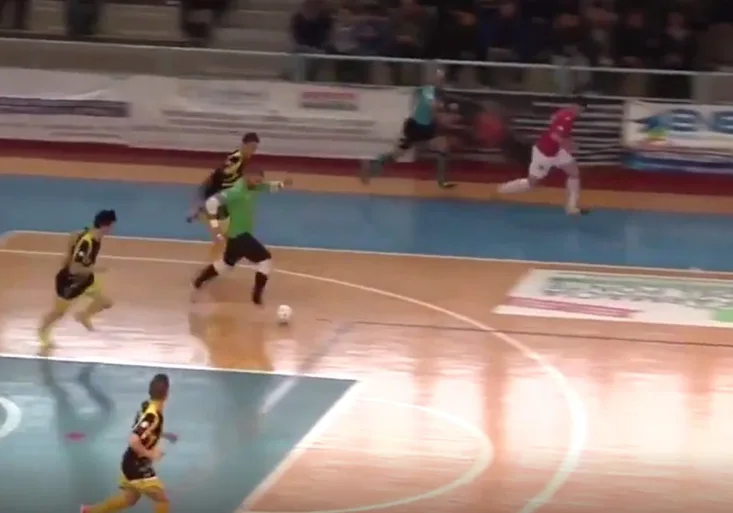 Brankář se splašil! A po úchvatném sólu vstřelil bombou krásný gól!