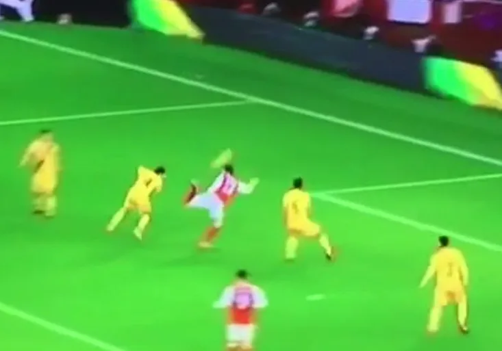 Giroud dal za Arsenal neuvěřitelný magický gól! Zazářil i Petr Čech!