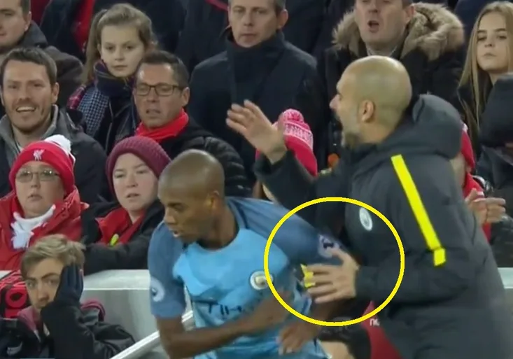 Nemají se rádi? Guardiolu sejmul na lavičce vlastní hráč! Co svému kouči provedl Fernandinho?