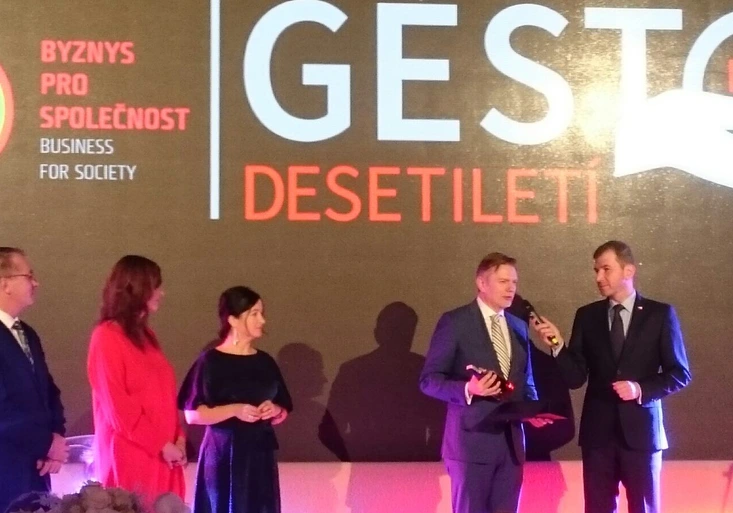 Gesto desetiletí