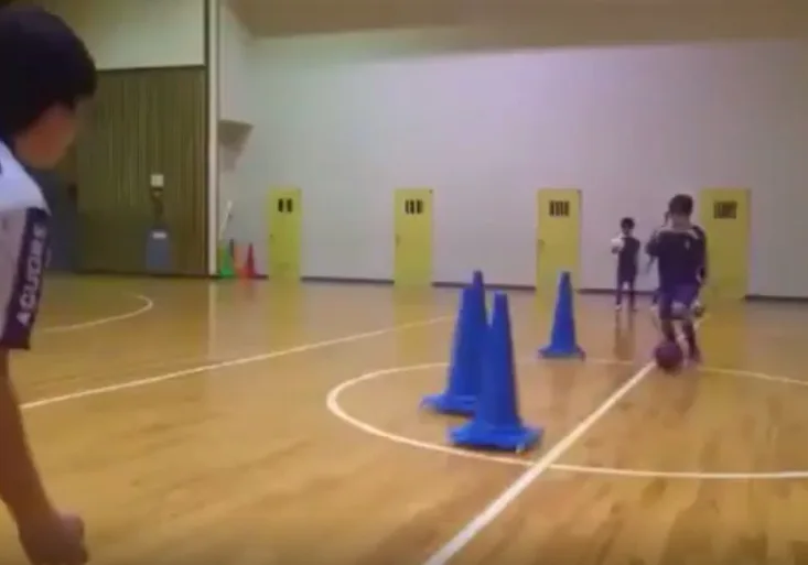 Slalom? Moc lehké! Japonci vymysleli naprosto šílený fotbalový trénink!