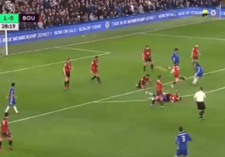 Bláznivý pokus Edena Hazarda! Úžasným kopem rabona málem trefil gól sezony