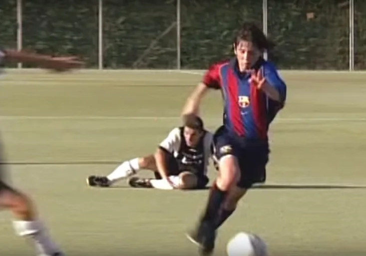 Barcelona zveřejnila exkluzivní VIDEO: Mladičký Lionel MESSI přivádí soupeře k šílenství!