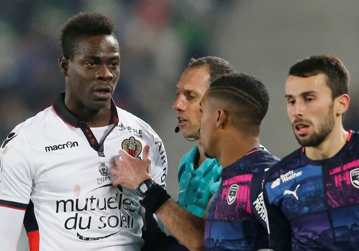 Nespravedlivá červená pro Balotelliho? SuperMario odešel přesto ze hřiště na pána!