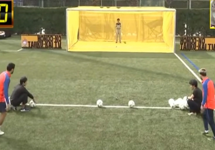 Neskutečné! Messi a Suárez v bláznivé soutěži ve střelbě na japonský dron! Kdo vyhrál?