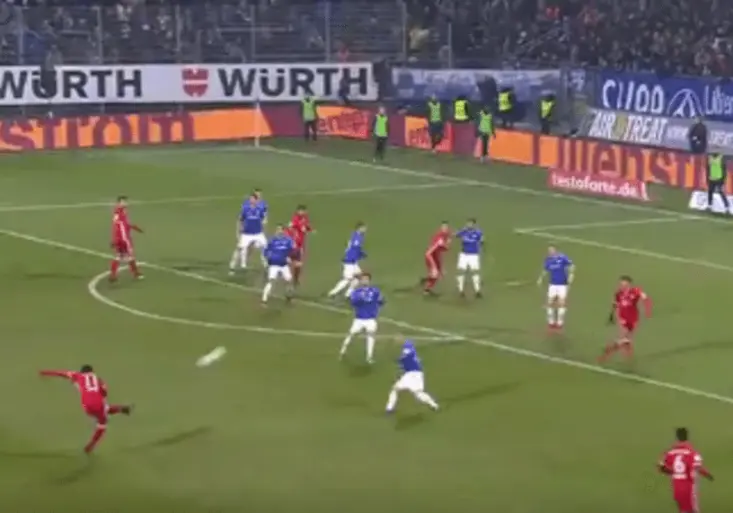 Kouzelník Douglas Costa! Brazilec spasil Bayern fantastickou trefou ze 30 metrů