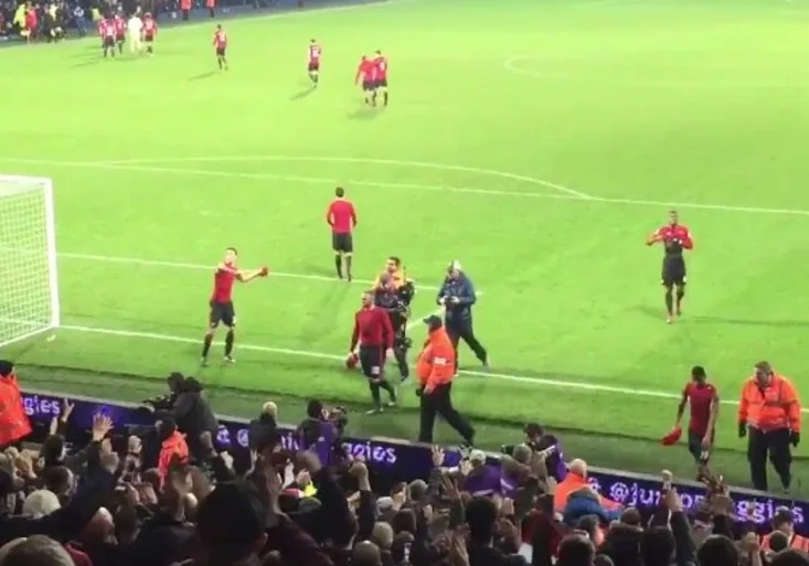 Manchester United nadělil fanouškům vánoční dárky. Pogba předvedl krásné gesto!