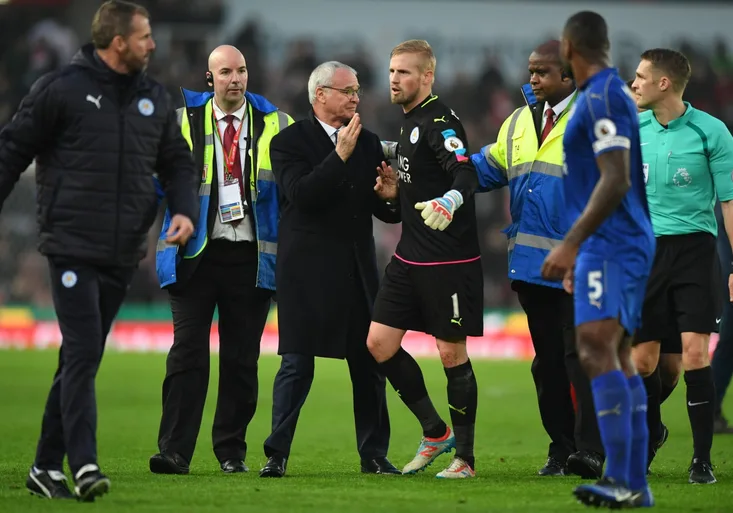 Přísná červená pro Vardyho! Leicester zuřil, Ranieriho držel brankář Schmeichel