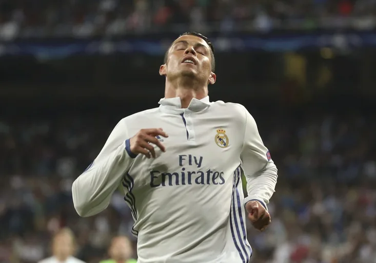 To je úlet. Cristiano Ronaldo si pořídil bláznivý účes! Chystá se na Zlatý míč?