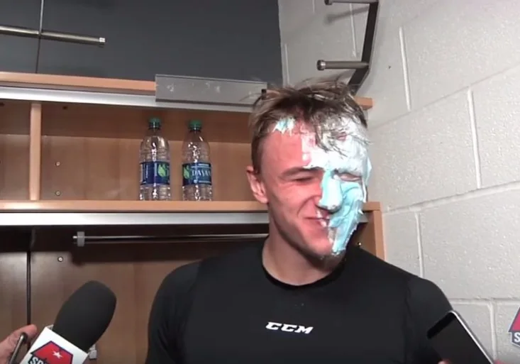 Odměna za první gól v NHL? Jakub Vrána to v šatně schytal pěnou na holení!