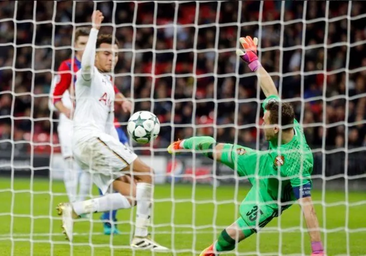 Nevídané! Gólman Akinfejev předvedl super zákrok, pak si sám kopl míč do branky