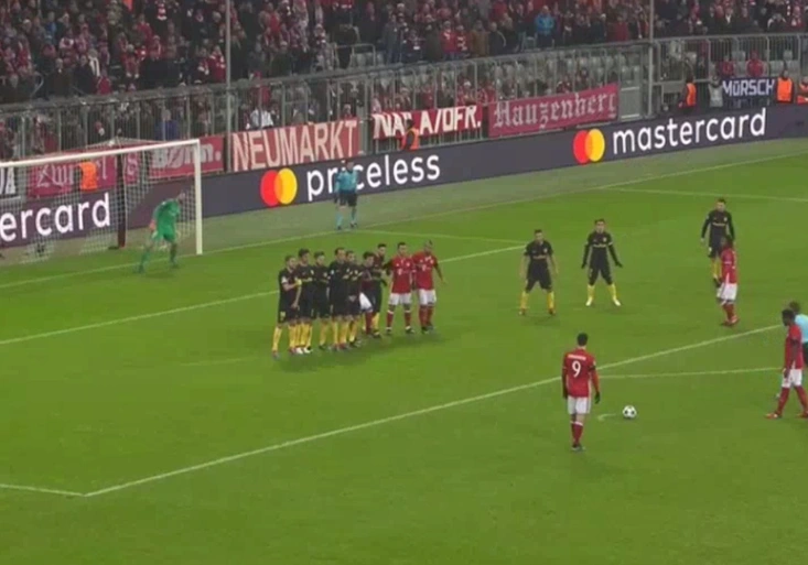 Lewandowského nádhera přes kopírák! Podívejte, jak Polák znovu překrásně zavěsil z přímáku!