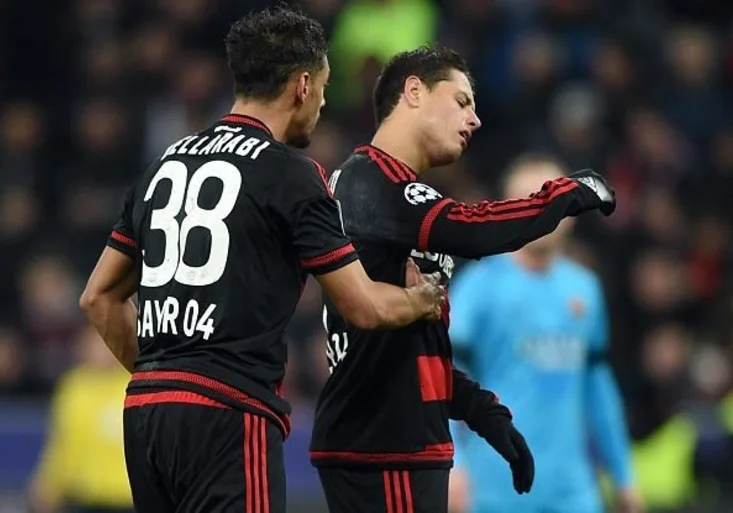 Nejhorší penalta na světě? Jak podivně zahodil Chicharito svou příležitost?