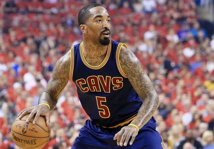 To je úlet! Srandičkář J. R. Smith z NBA to tentokrát přepískl. Proč místo bránění objímal soupeře?