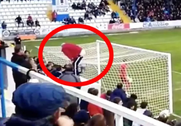 Jak rozhodit soupeře při penaltě? Fanoušek vymyslel zvláštní způsob, který funguje!