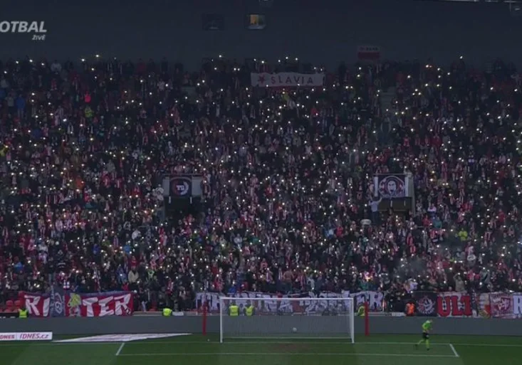 Vánoce v Edenu! Zápas Slavie přerušil výpadek osvětlení, fanoušci vytáhli mobily