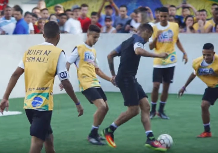 VIDEO: Sledujte, jak jde Neymarovi malý fotbal! Předvede podobné finty i proti Celtiku?
