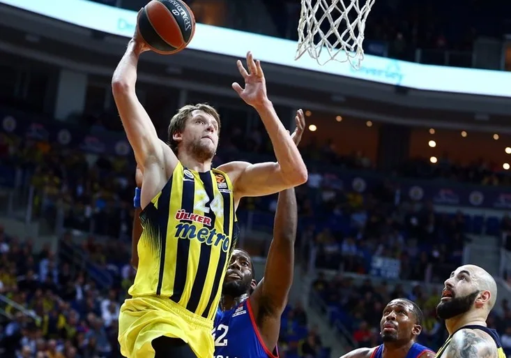 Veselý zazářil v Eurolize! Fenerbahce v derby zastavilo šňůru porážek