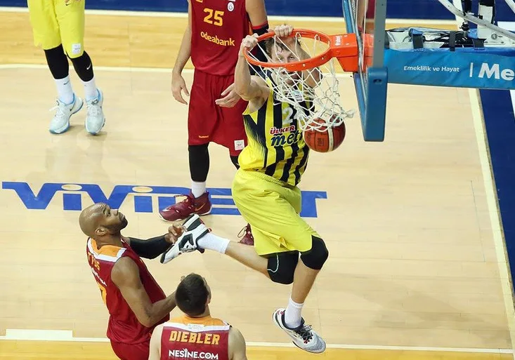 Fenerbahce ve žhavém derby hostí Efes. Dotáhne Jan Veselý svůj tým znovu k vítězství?