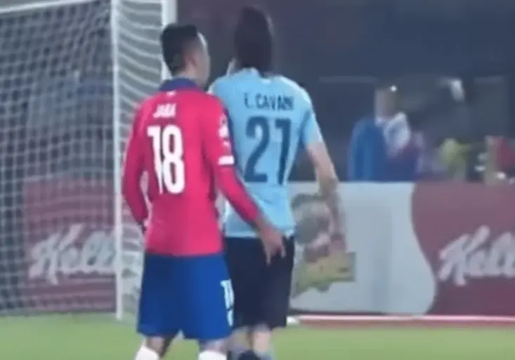 Chlípník z Chile znovu zaútočil! Na tyhle doteky Uruguayci asi nevzpomínají rádi