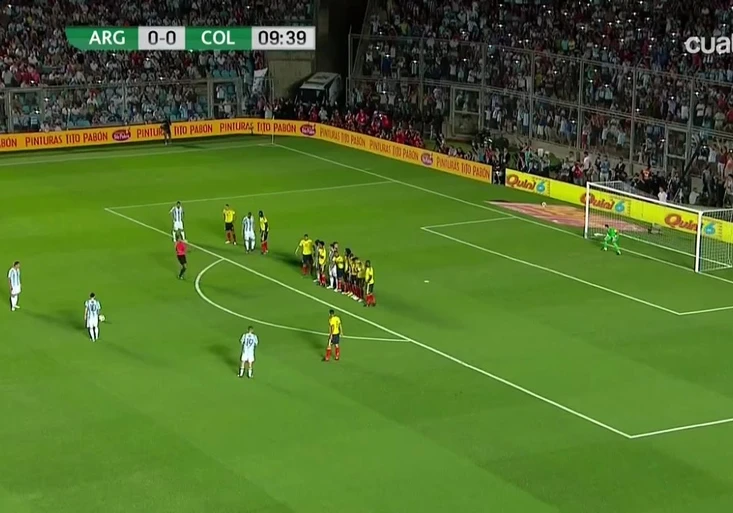 Úžasný přímák! MESSI nechal Ospinu bezmocně plachtit vzduchem, komentátor šílel