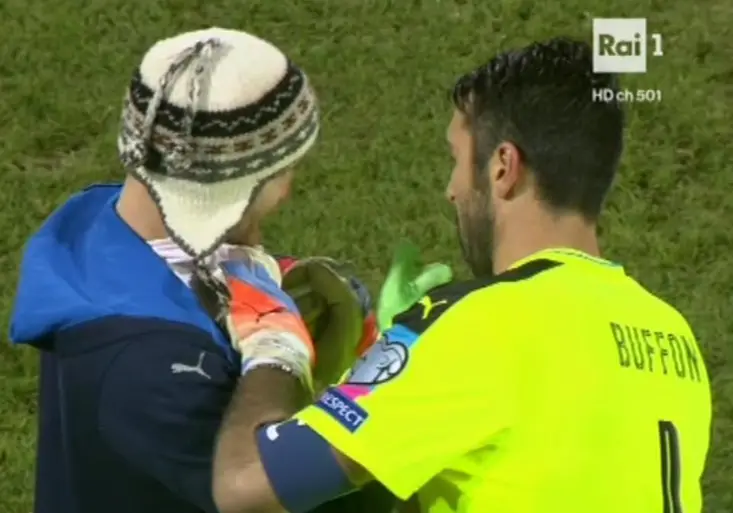 Neskutečný frajer! Legendární gólman Buffon se podepsal fanouškovi během zápasu