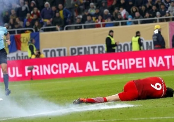 Skandál v Rumunsku: Lewandowského málem odrovnal dělobuch. Oklepal se a dal dva góly