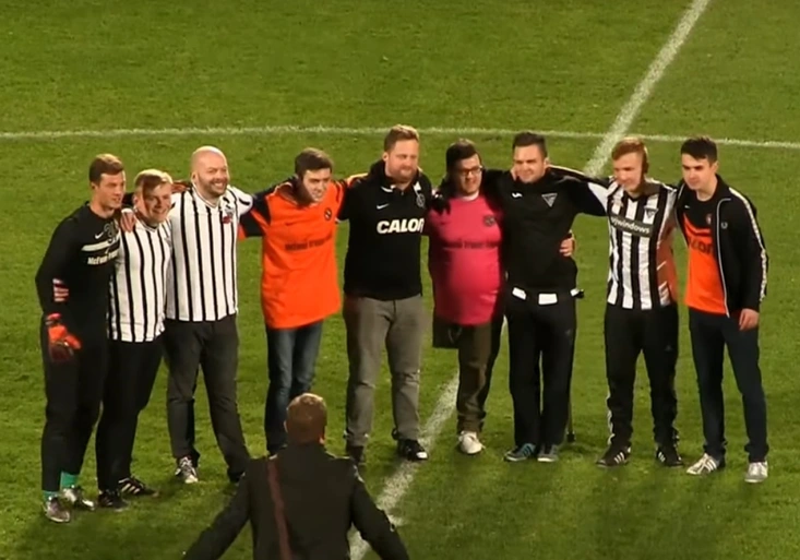 Neuvěřitelný moment! Jednonohý fanoušek všechny šokoval úžasným gólem
