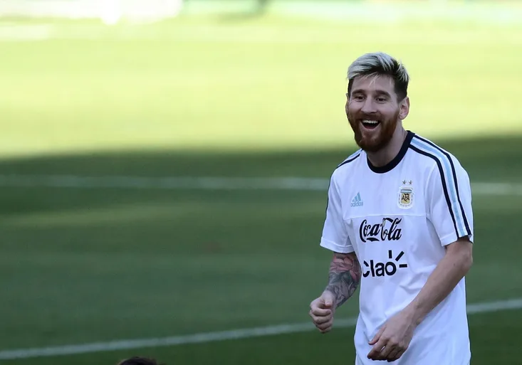 MESSI šokoval fanoušky novou kérkou. Co nově ukrývá pod štulpnou?