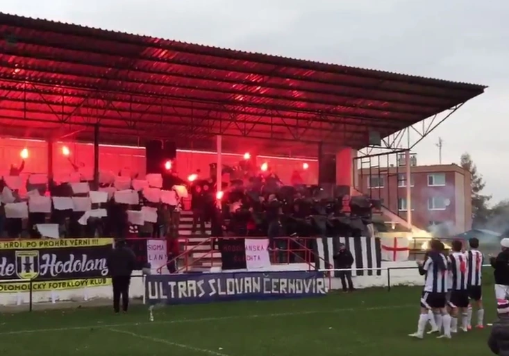 Lepší než v 1. lize! Podívejte, jakou parádní pyroshow ukázali fanoušci ve III. třídě!