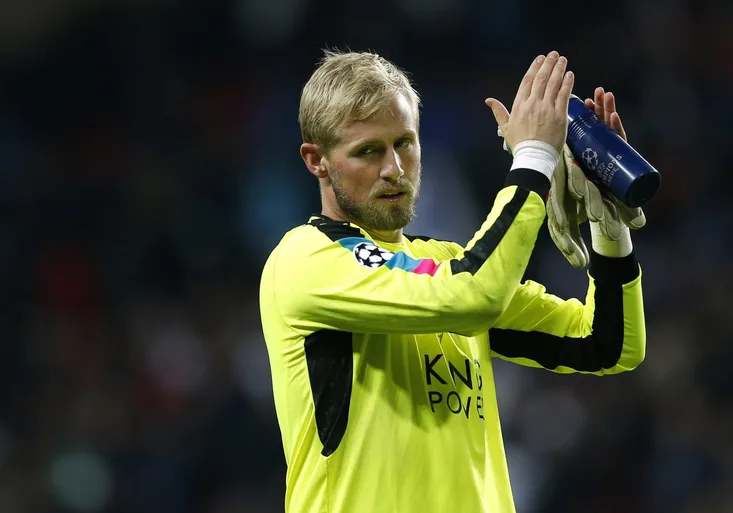 To je tvrďák! Schmeichel z Leicesteru vychytal nulu v Lize mistrů se zlomenou rukou! Co se stalo?