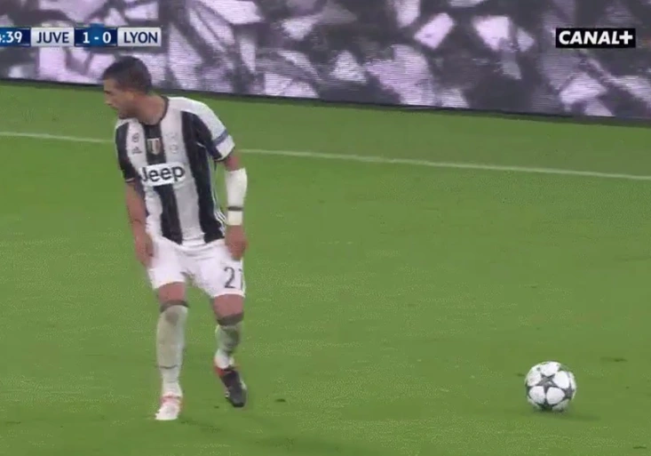 Tohle, že je Liga mistrů? Podívejte, jak Sturaro sám sobě zamotal hlavu!