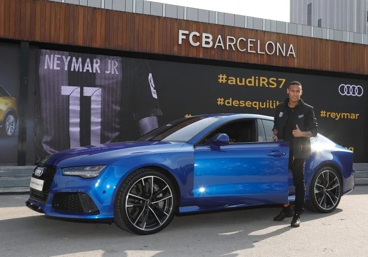 Hvězdy Barcelony si vybíraly vůz značky Audi dle libosti. Neymar skromný rozhodně nebyl!