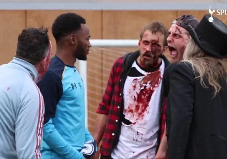 Hororový trénink! Boj fotbalistů Tottenhamu proti zombíkům se stal hitem internetu