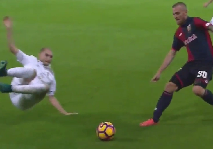 Čistý blázen! Za co si obránce AC Milán Paletta zasloužil červenou?