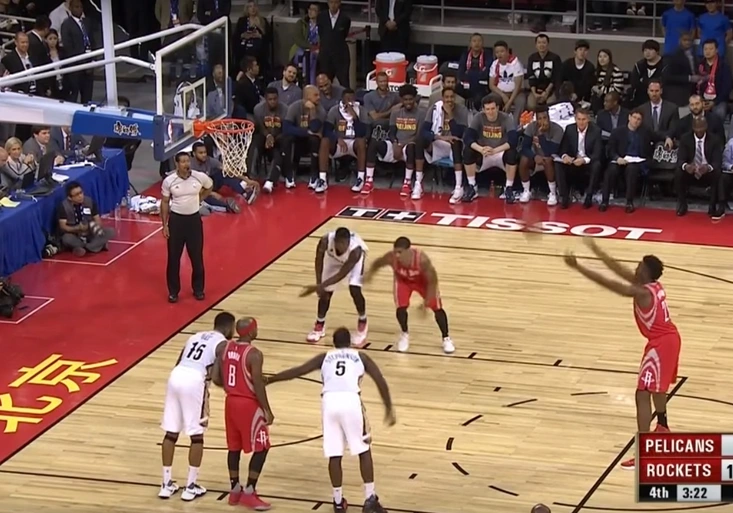 Bizarní „šestky“ v NBA! To jste ještě neviděli! Proč je nováček háže spodem?