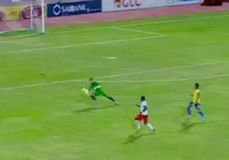 Fotbalové šílenství v Egyptě! Jak mohl brankář hrát rukama mimo pokutové území?