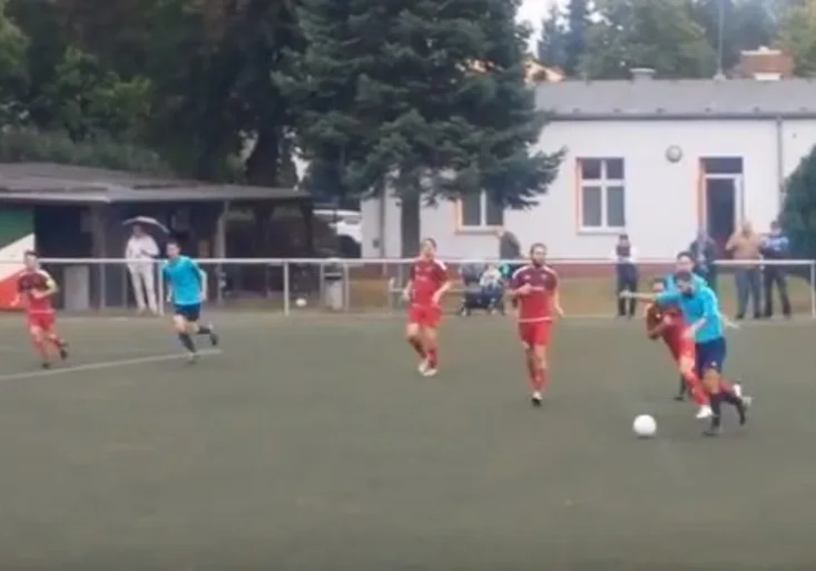 Gól jako z FIFY. Fotbalista si sám přihrál o břevno a úžasně skóroval