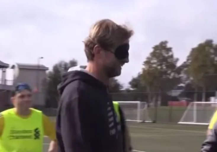 Bavič Klopp znovu zabodoval. Jak kopl penaltu se zavázanýma očima?