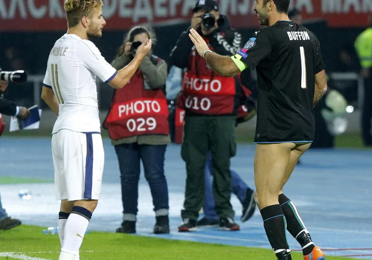 Buffon slavil bez trenýrek! Předtím ho v Makedonii překonal bývalý hráč Slovácka a Žižkova