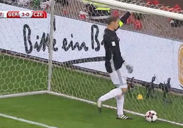 Brankář Neuer si sám nafackoval. Co doporučovali fanoušci Čechům?