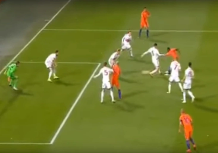 VIDEO: Troje housle a gól! Nizozemec Promes totálně zesměšnil běloruskou obranu!