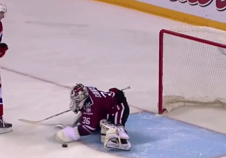 Nekonečné nájezdy v KHL! Český gólman vychytal 16 pokusů!