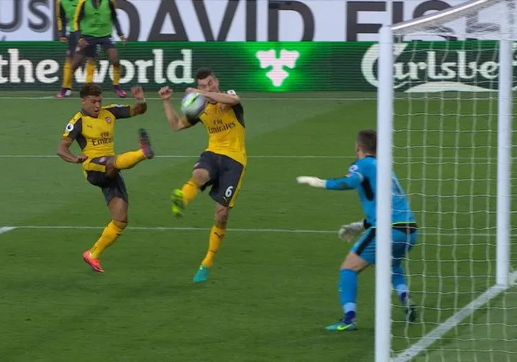 Podivné vítězství Arsenalu. Koscielny hrál rukou, zároveň byl v ofsajdu!