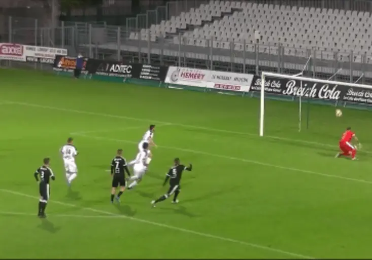 Nejšílenější penalta sezony? Brankář předvedl tři neuvěřitelné zákroky!