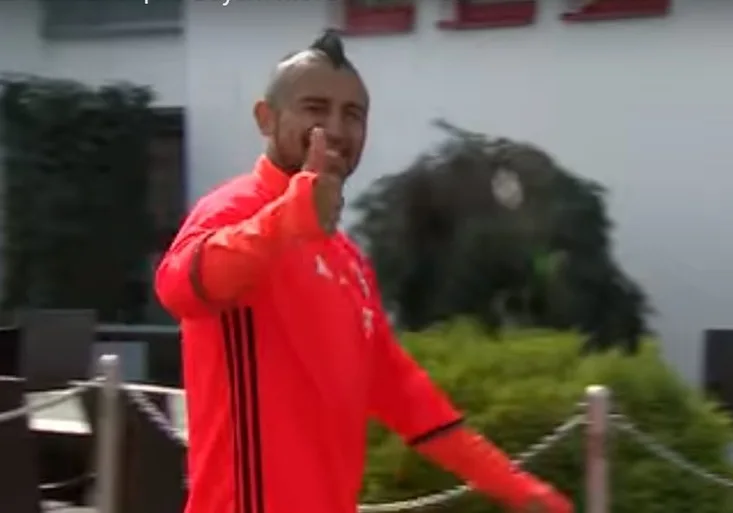 Bláznivý trik vyšel dokonale! Jak dokáže Arturo Vidal trefit branku z vedlejšího hřiště?